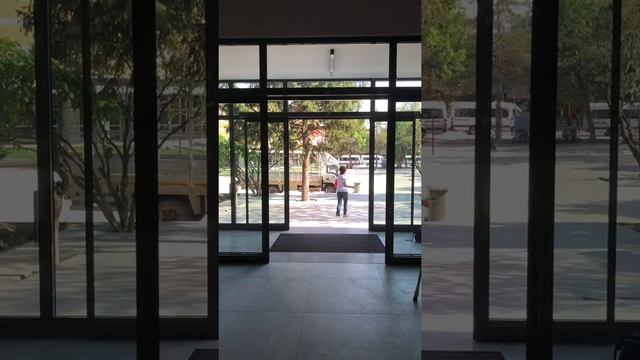 Otomatik kapı açılır kapanır. смотреть онлайн