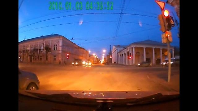 Рязанский маршрутчик проехал перекресток на красный и задел 2 машины 10.04.2013 смотреть онлайн