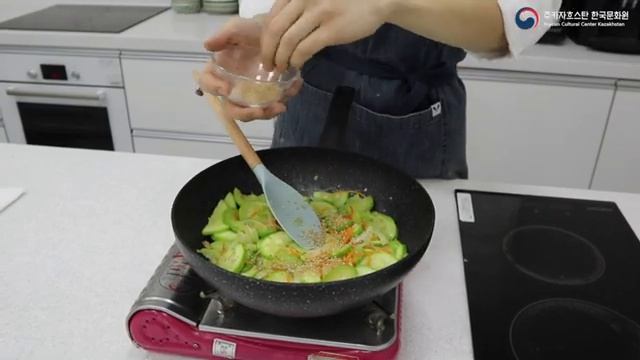 "ОМУК ПОККЫМ И ЭХОБАК ПОККЫМ" (6-й урок курса по корейской кухне весеннего семестра 2021 г.) смотреть онлайн