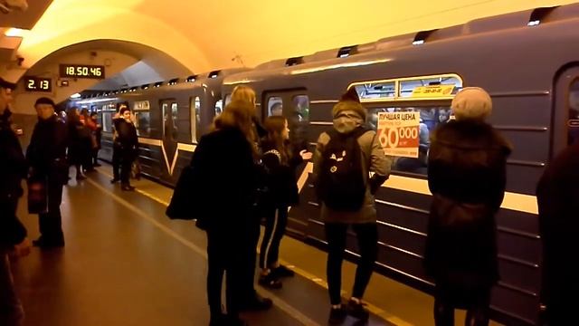 Вагон прямоугольный на станции Невский проспект смотреть онлайн