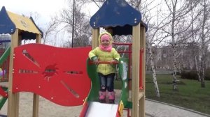 Катаемся с горки! Гуляем в парке! видео для девочек
