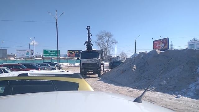 Вот так в Костроме вывозят снег. смотреть онлайн