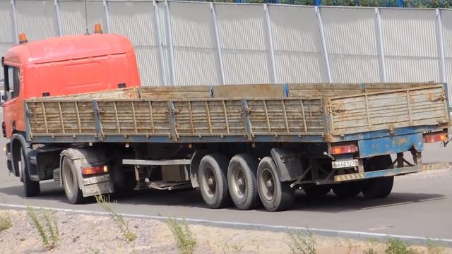 Шаланда SCANIA всё пытается развернутся чтобы, подъехать в правильном положении к стройке. смотреть онлайн