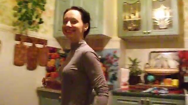 Юлия Орлова -дома) Хозяйничает на кухне. смотреть онлайн