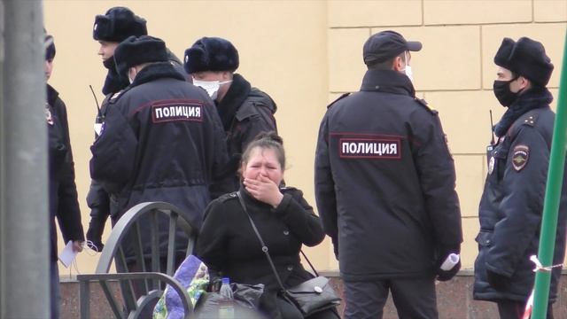 Полицейские толпой жестко задержали женщину
