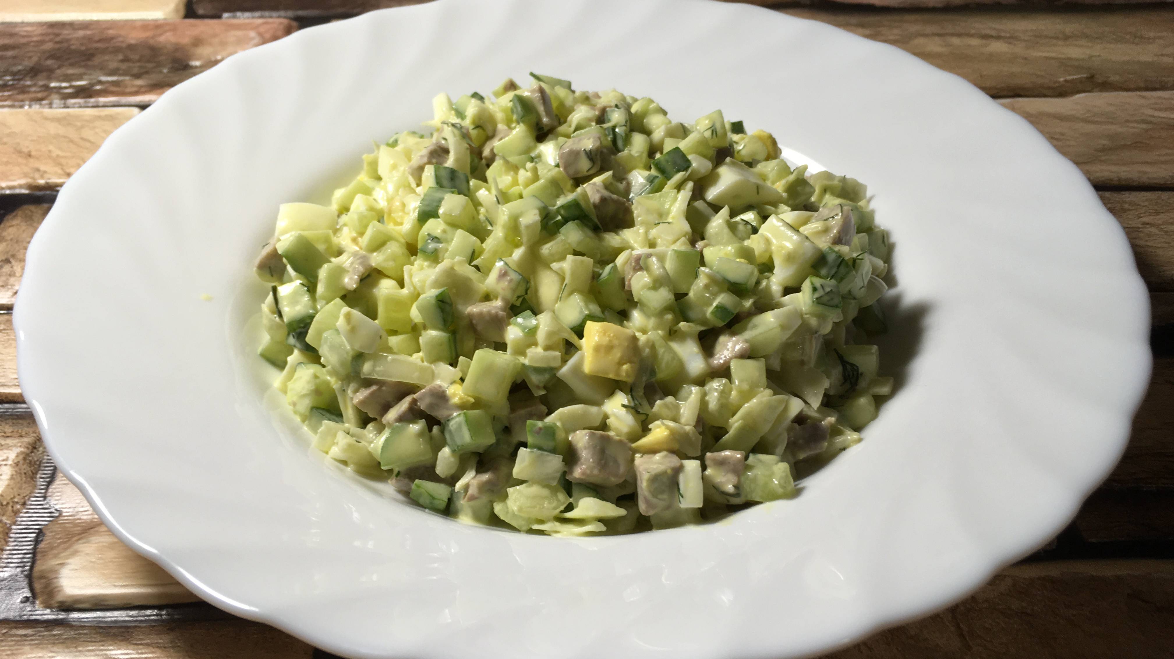 Салат с говядиной, огурцами и капустой смотреть онлайн