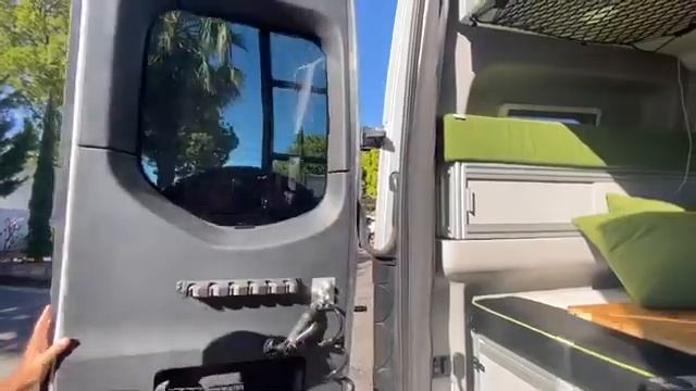 Inserting Door Stops смотреть онлайн