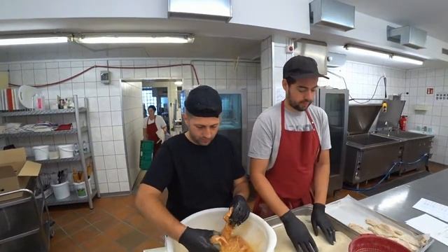 Zwei Minuten Küchen-Spaß mit Quiche und Schnitzel смотреть онлайн