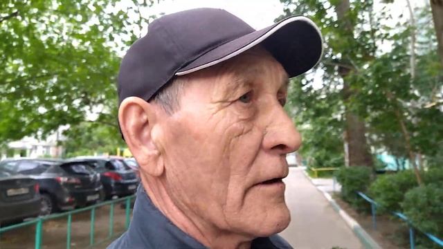 Во дворе дома 19 по Кубанская стоит старое дерево,которое по словам жителей с каждым днём даёт кре смотреть онлайн