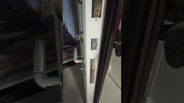 Входная дверь со львом смотреть онлайн