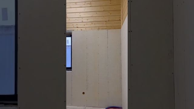 Обзор финальной стадии внутренней чистовой отделки дома из клеёного бруса. Часть 6. смотреть онлайн