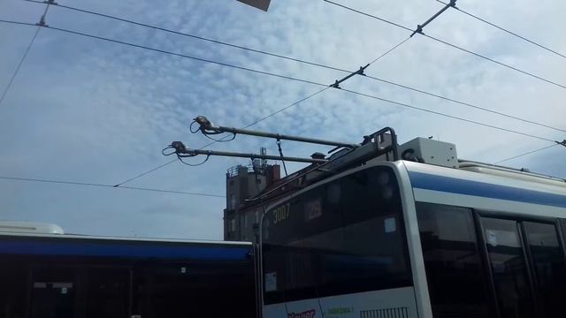 троллейбус Solaris Trollino 12 сам подымает штанги смотреть онлайн