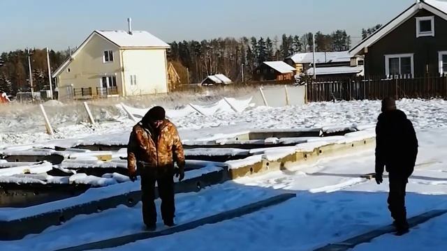 Часть 5 "Маруся Максимова строит дом". Доставка и разгрузка первой партии бруса на участке. смотреть онлайн