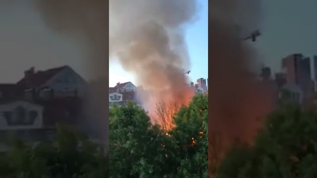 Появилось видео пожара, в котором сгорел деревянный дом на Ильинке смотреть онлайн