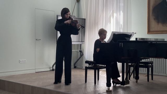 Гражина Бацевич Оберек. исполняет Мария Дарер