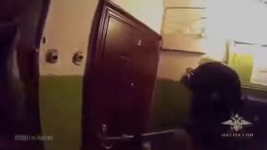 Омон врывается в квартиру