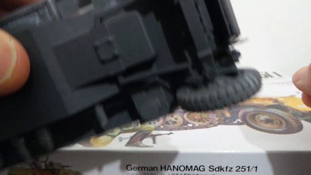 German HANOMAG Sdkfz 251/1 Tamiya 1/35. Установка бортов, фонарей, шанцевого инструмента. смотреть онлайн