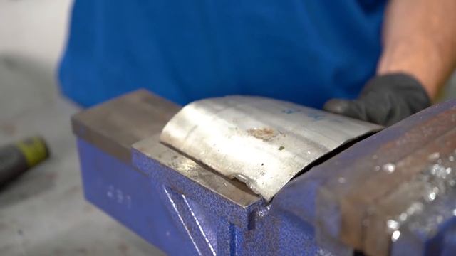 Cracked, Rusted Truck Tailgate is Loose! How to Repair a Broken Tailgate Yourself! смотреть онлайн
