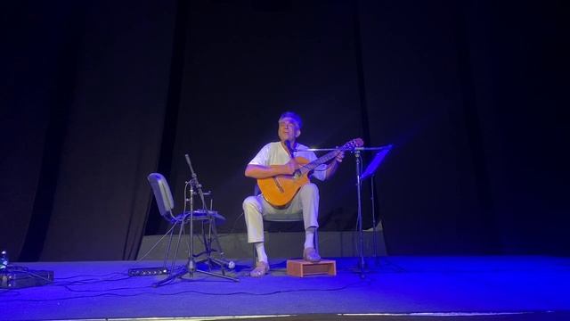 1. Все зрители давно на месте