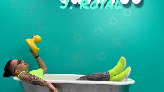 Bathtub - J Royal смотреть онлайн