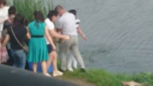 Вьетнамцы выкидывают живую рыбу в Москву реку смотреть онлайн