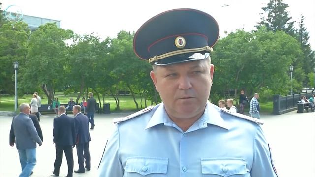 В Новосибирске состоялся централизованный развод городской полиции смотреть онлайн