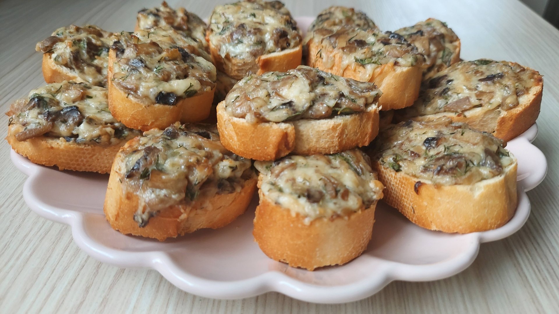 Невероятная вкуснятина! Горячие бутерброды с грибами в духовке. Хрустящие бутерброды с шампиньонами. смотреть онлайн