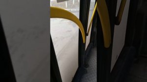 медленно закрывается и открывается дверь в автобусе