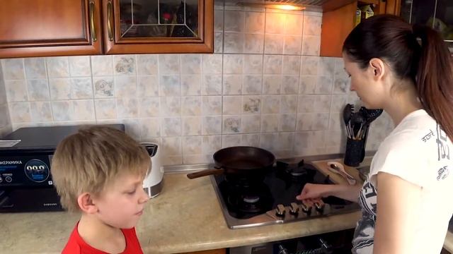 Макс готовит ПАНКЕЙКИ с мамой!!! смотреть онлайн