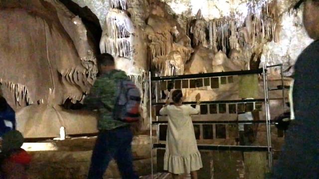 Сенсация! Люди со светящимися глазами вытворяют такое в сумраке Мраморной пещеры! смотреть онлайн