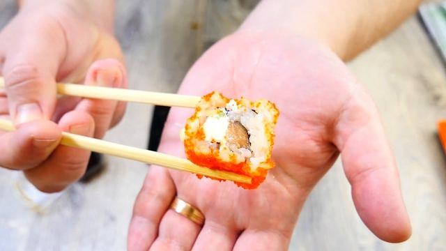 Обзор Salmon Tobiko Roll заведение Morimoto! Сырая семга ) смотреть онлайн
