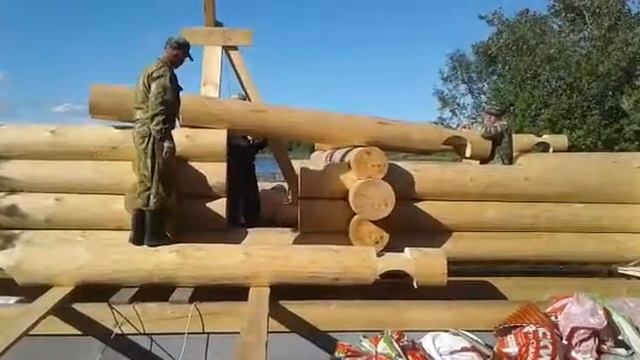 Видео репортаж поднятие брёвен тельфером (электрическая лебёдка). смотреть онлайн