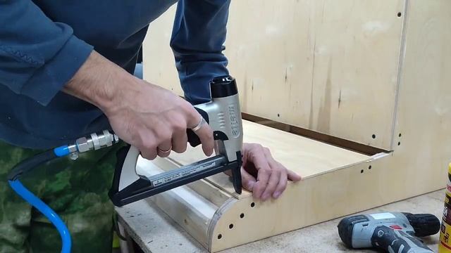 Диваны в кафе. Процесс изготовления и сборки. смотреть онлайн