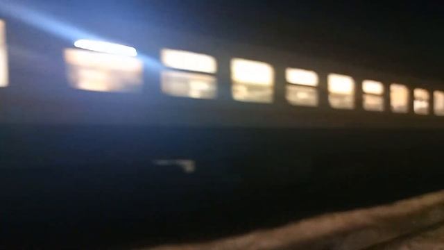 Ранним утром от станции Тучково разгоняется белая электричка смотреть онлайн