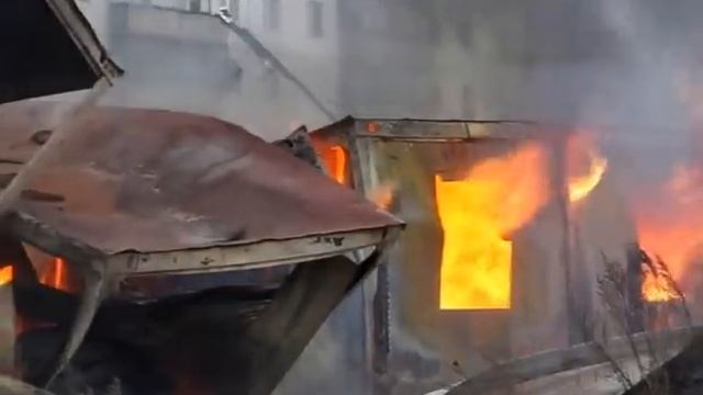Пожар на стройке Сгорели бытовки смотреть онлайн