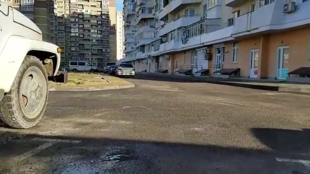 В Новороссийске мусоровоз развел под окнами жилого дома жуткую антисанитарию смотреть онлайн