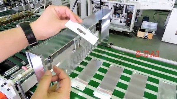 Self adhesive plastic bag making machine｜Maquina para fabricar bolsas plastico autoadhesiv