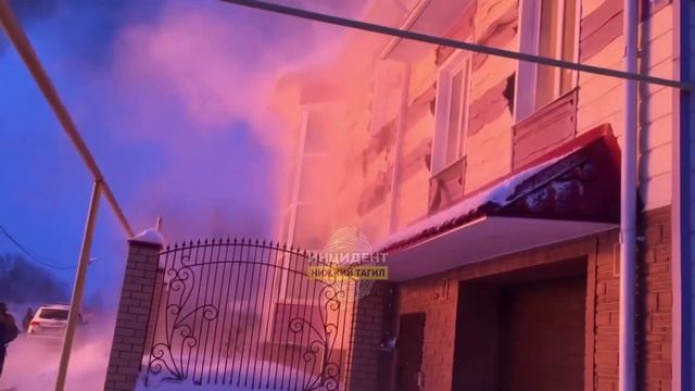 В Нижнем Тагиле сгорел двухэтажный коттедж смотреть онлайн