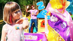 Маша Капуки гуляет с игрушками. Где спрятались маленькие Единорожки Pinky Promise? Видео для девочек