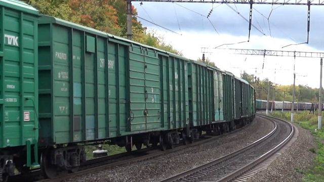 Электровоз ЭП1М-535 с почтово-багажным поездом и электровоз ВЛ80С с грузовым поездом