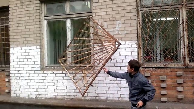 ребята дружно ломают решетку, у школы 64 смотреть онлайн