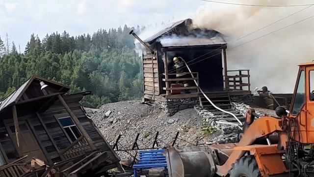 #Съемки сериала "Золото Лагина" 2018, снос декораций трактором, ломает дом смотреть онлайн