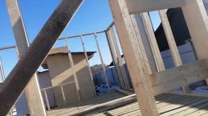 Впиливаем укосины в стены каркасного дома.