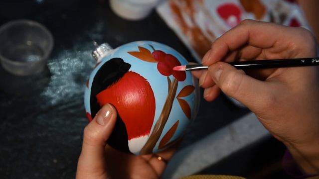 Процесс росписи елочного шарика "Снегирь акварельный" смотреть онлайн