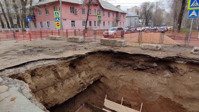 Провал асфальта на Металлистов 66 в Самаре, пока не устранен. смотреть онлайн