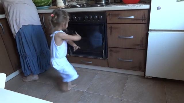 Вринда танцует на кухне смотреть онлайн