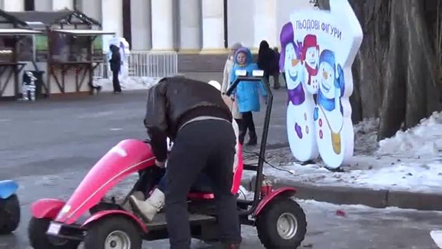 VLOG КИЕВ ЗИМНЯЯ СТРАНА ВДНХ катаемся на Машинках ФУТ-КОРТ (часть 2) KIEV WINTER COUNTRY FOOT COURT смотреть онлайн