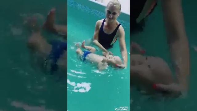 Детский бассейн! Малыши учатся плавать! Дети самостоятельно всплывают! Результат за 10 посещений! смотреть онлайн