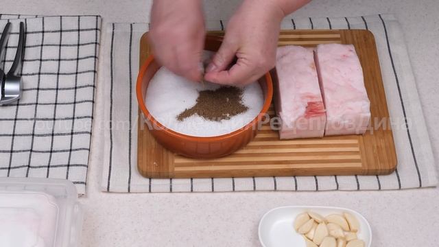 Как посолить сало (шпик) сухим способом! Классический способ, и посол сала с чесноком и перцем! смотреть онлайн