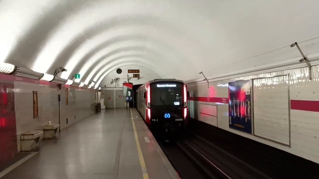 «Балтиец» на «Площади ленина» и красивый уход в тоннель. 24.09.2023 смотреть онлайн